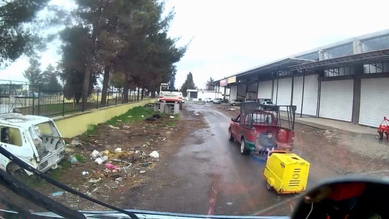 Aracın kasasında oturan çocuk düşme tehlikesiyle karşı karşıya kaldı
