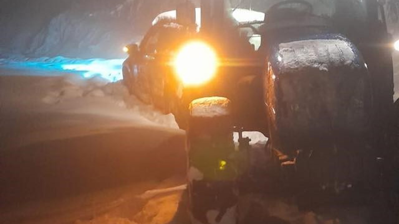 Karlı yolda mahsur kalan iki kişi kurtarıldı
