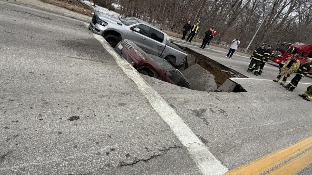 ABD’de iki araç, yolun aniden çökmesiyle çukura düştü

