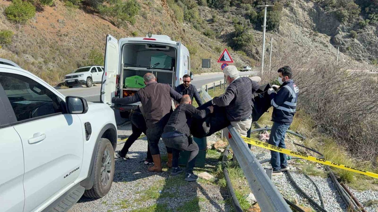 Yol kenarında ölü bulunan kadının kocası ile oğlu tutuklandı
