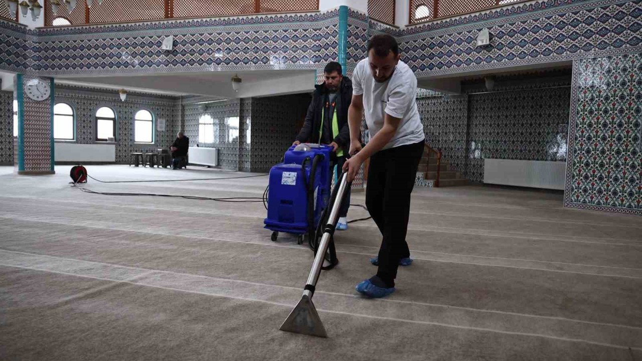 Zonguldak’ta camilerde Ramazan temizliği
