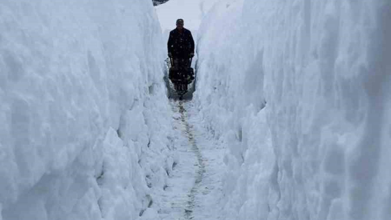 Tunceli’de kar kalınlığı insan boyunu geçti
