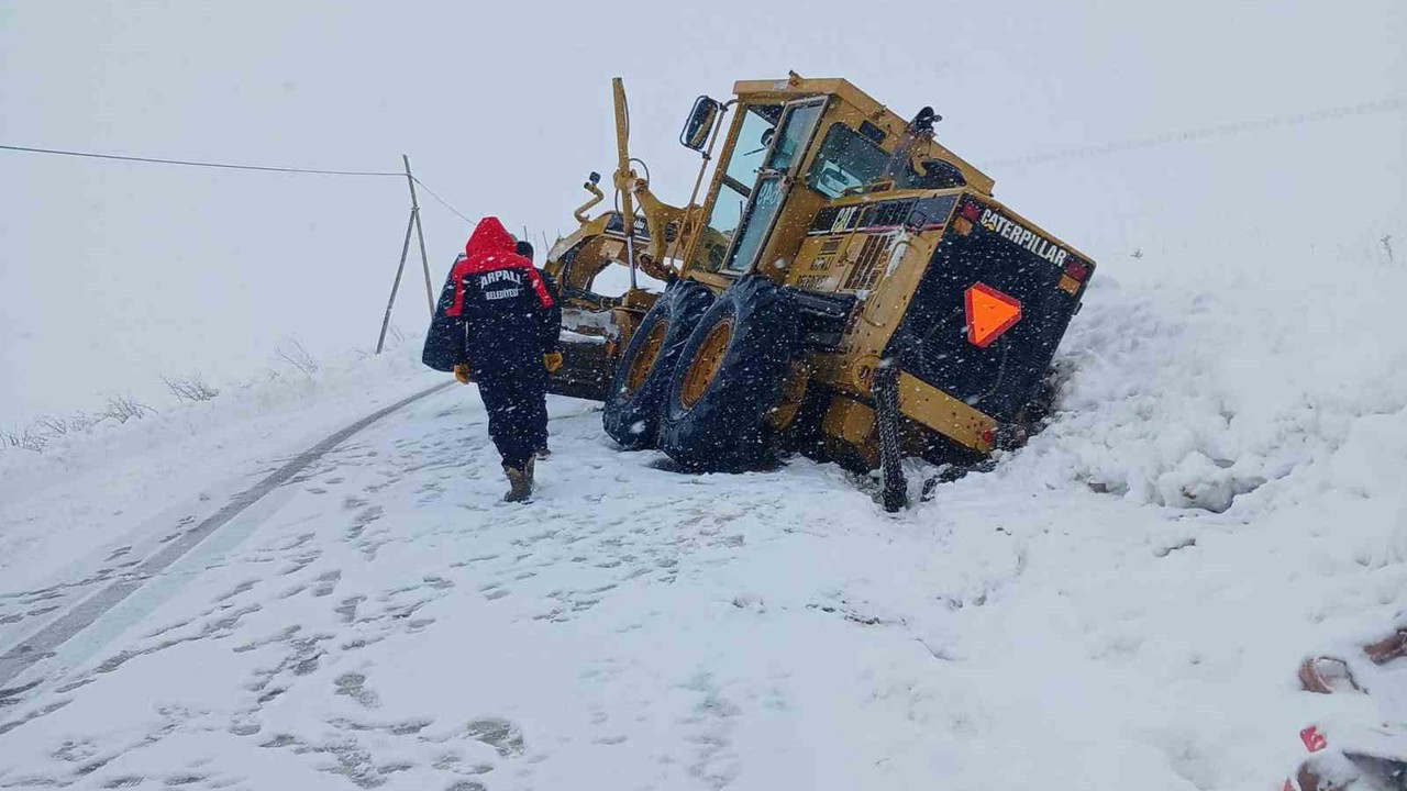 Arpalı’da karla mücadele sırasında iş makinesi kara saplandı
