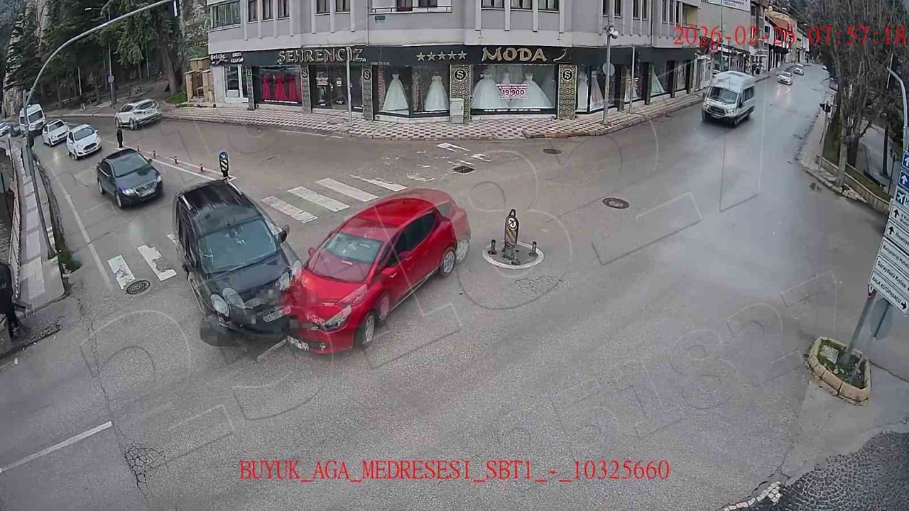 Amasya’da otomobilin Yeşilırmak Nehri’ne uçtuğu kaza kamerada
