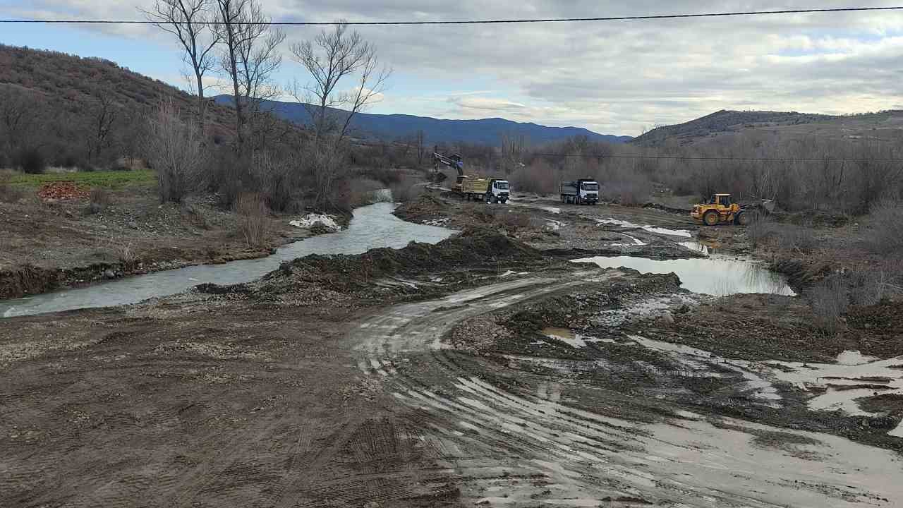 Çorum’da ulaşıma kapanan yolda ulaşım geçici köprüden sağlanacak
