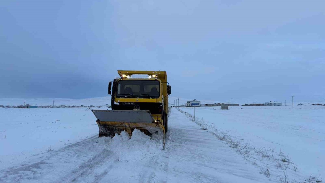 Kayseri’de yoğun kar nedeniyle kapanan 195 mahalle yolu ulaşıma açıldı
