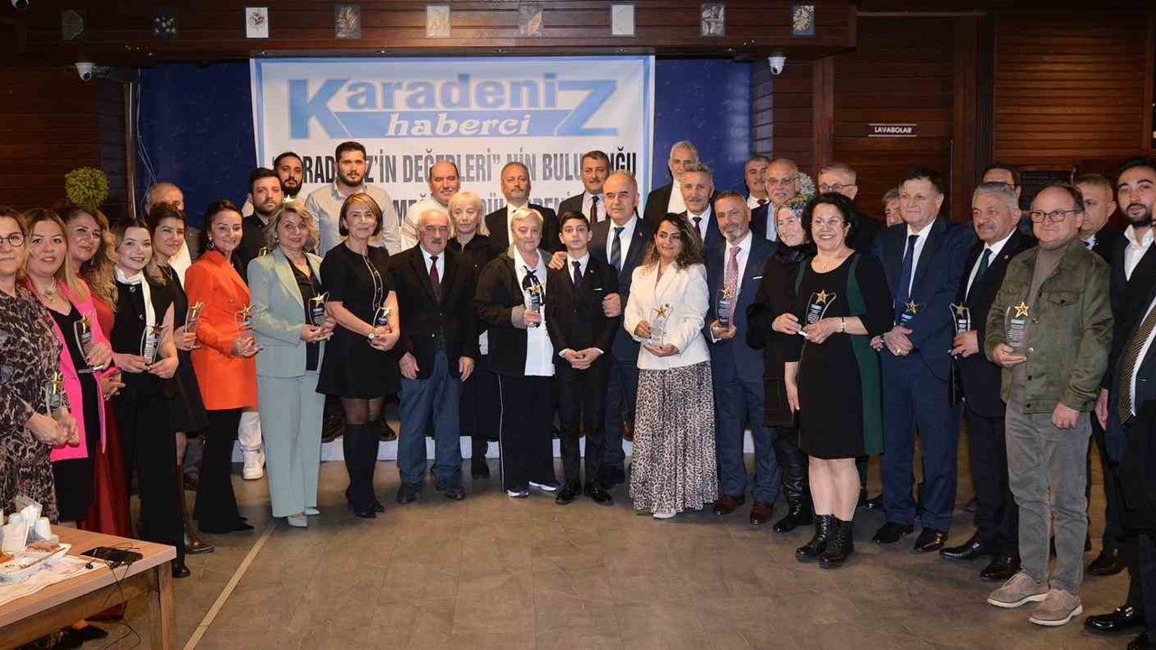 Karadeniz’de ’yılın değerleri’ ödüllerini aldı
