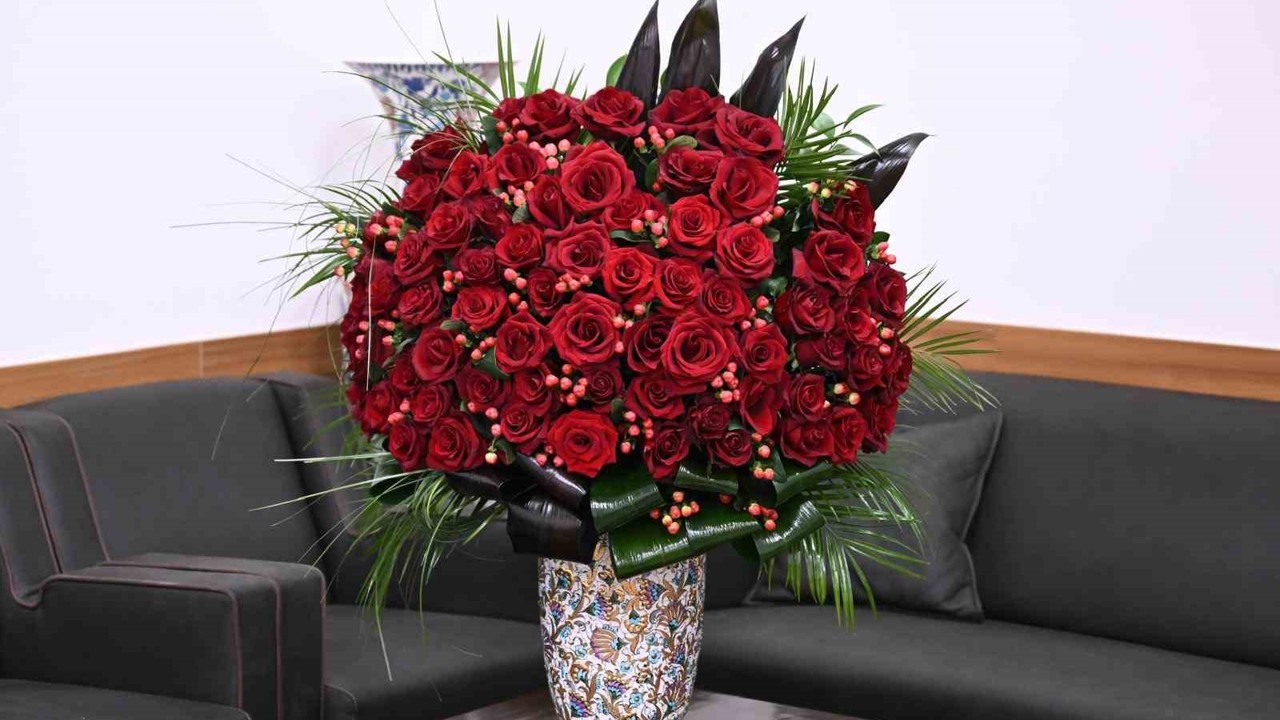 MHP lideri Bahçeli, Cumhurbaşkanı Erdoğan’a 72 gül ve özel tasarım tablo gönderdi
