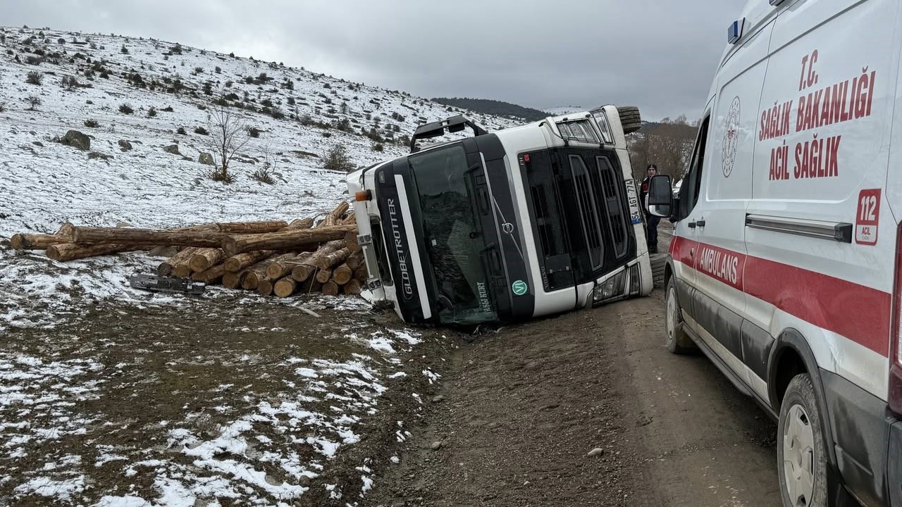 Bolu’da tomruk yüklü tır devrildi: 1 yaralı
