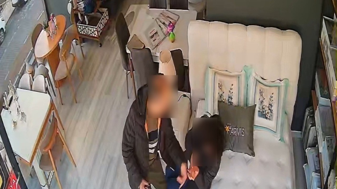 Eşini mobilya mağazasında darbetti: O anlar kamerada
