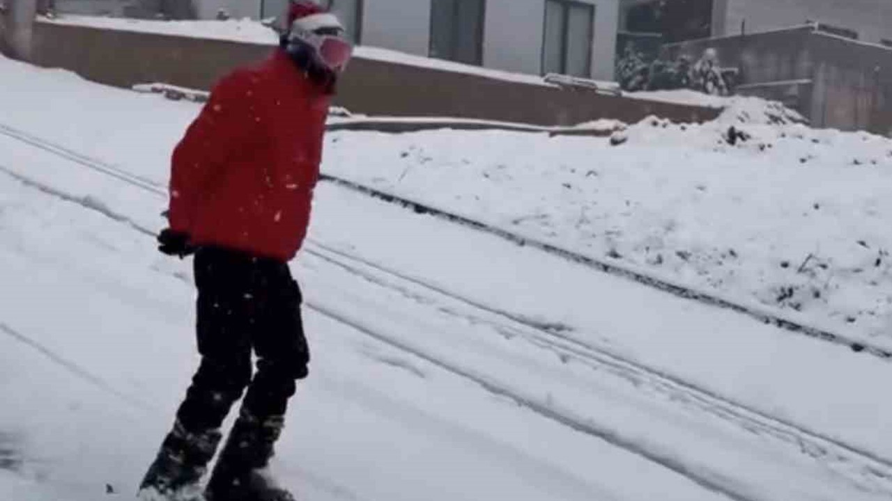 Bursa’da yağan karı fırsat bilen vatandaş şehir merkezinde kayak yaptı
