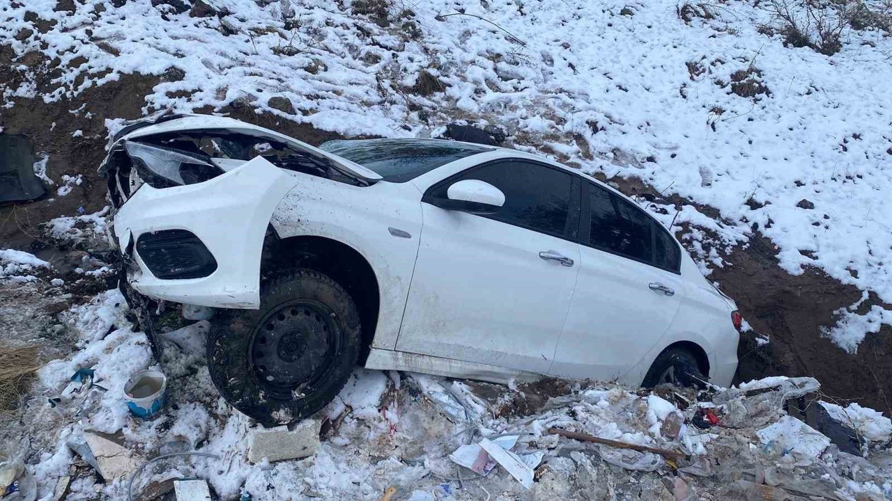 Elazığ’da otomobil şarampole uçtu: 2 yaralı
