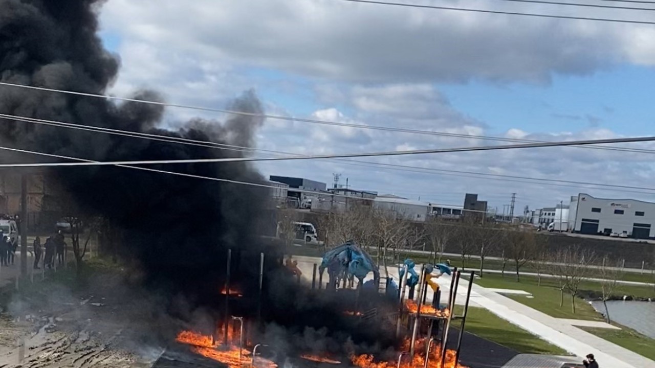Parkta oyun grupları alev alev yandı
