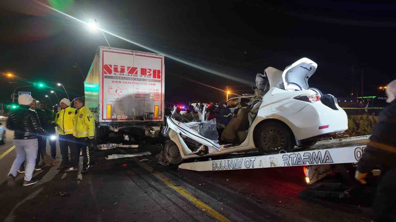 Niğde’de feci kaza: Tıra çarpan otomobilin sürücüsü hayatını kaybetti
