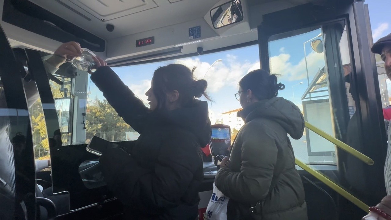 Otobüs şoförü iftara yetişemeyen yolculara yiyecek dağıttı
