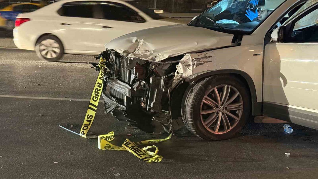 Esenyurt E-5’te otomobilin çarptığı motosiklet sürücüsü hayatını kaybetti
