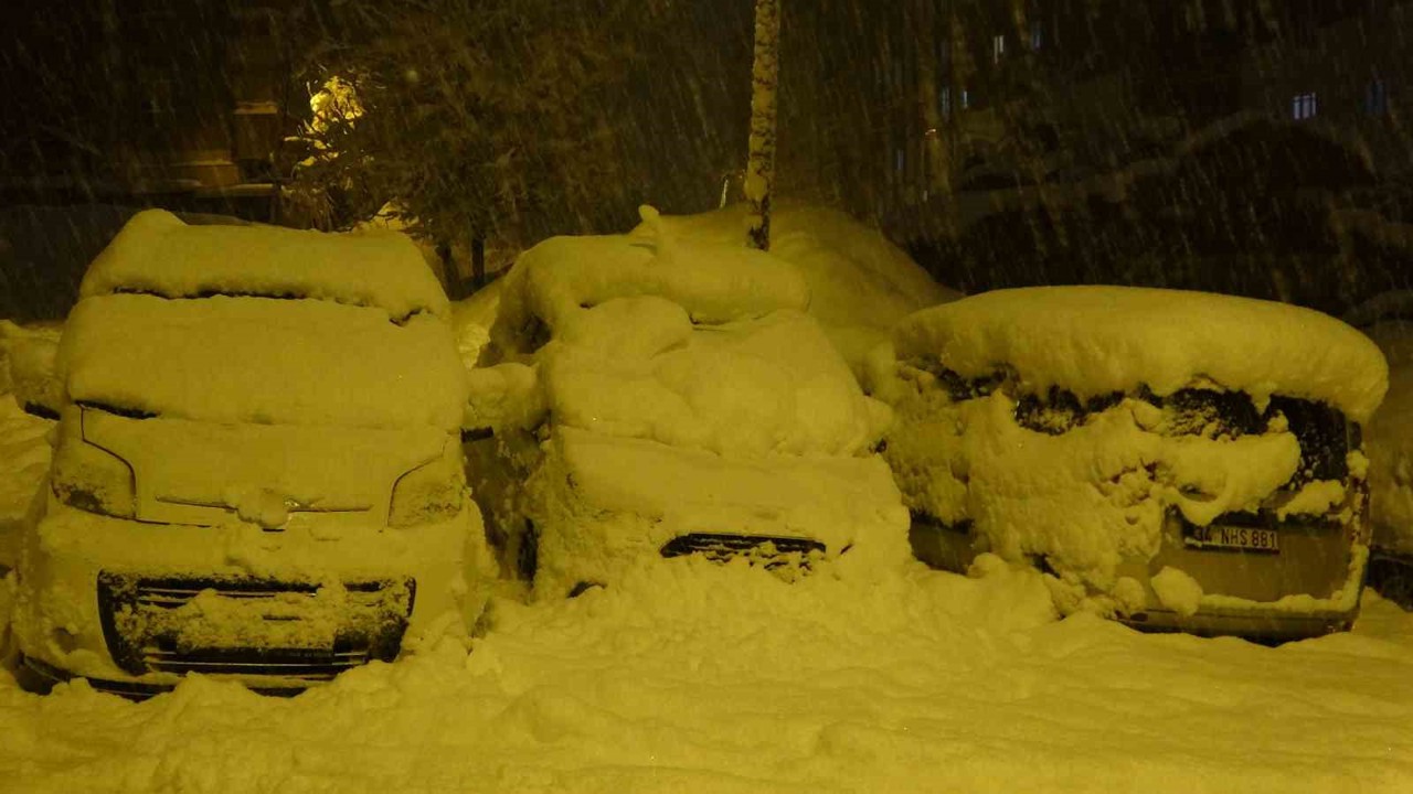Bitlis’te kent merkezi beyaza büründü

