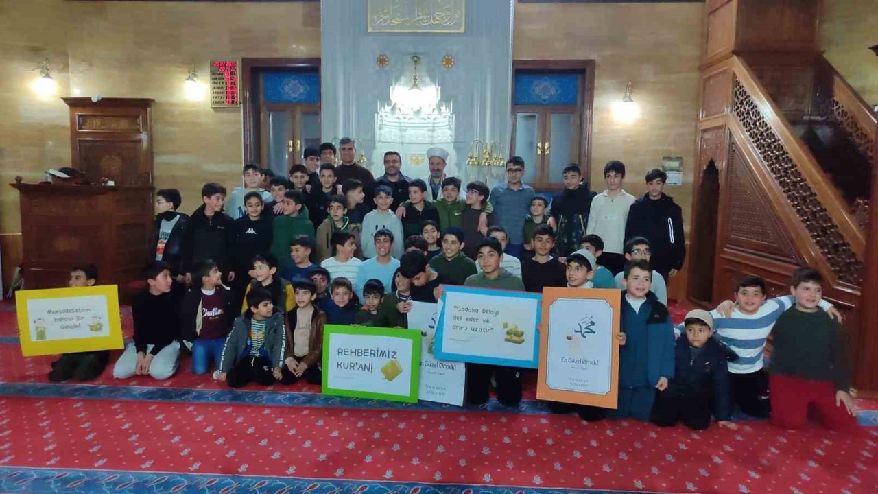 Ahlat’ta öğrenciler teravihte buluştu
