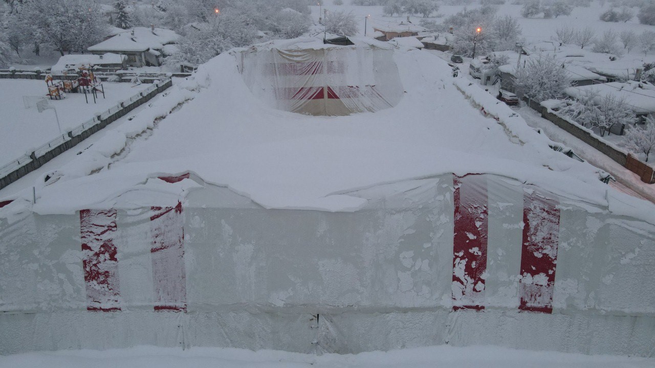 Erzincan’da kardan halı sahanın brandası çöktü
