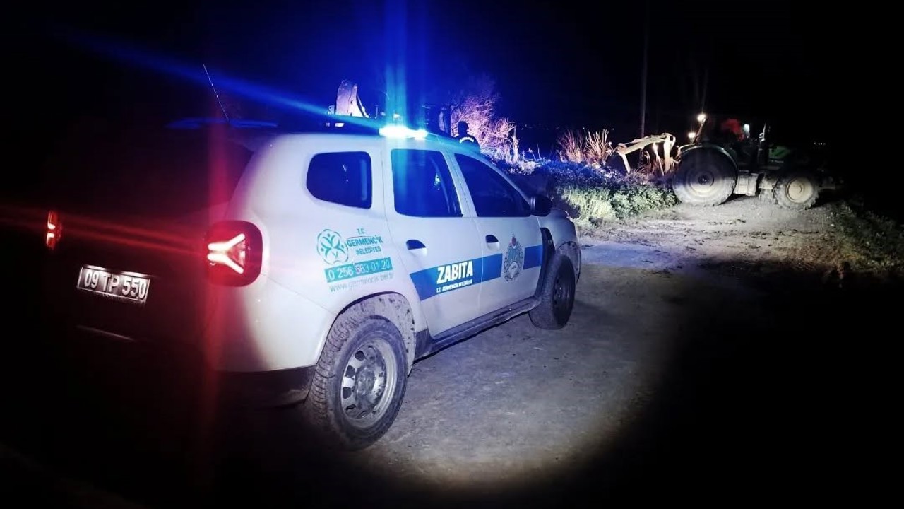 Bataklığa saplanan hayvan kurtarıldı
