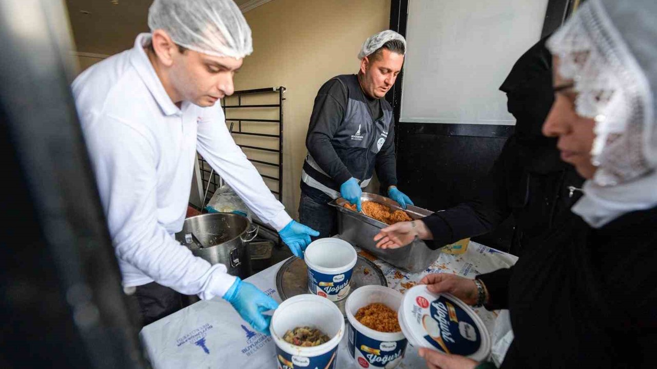 İftar bereketi Büyükşehir’in aşevinden sofralara uzanıyor
