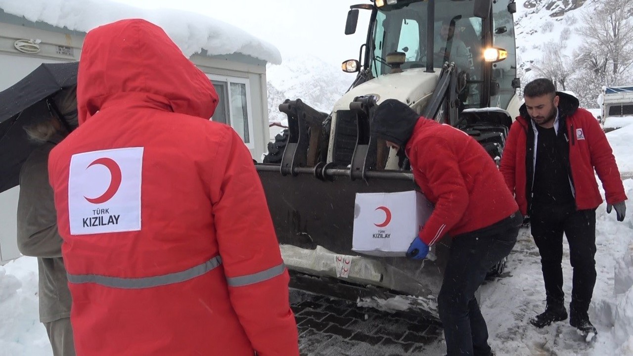 Yolda kalan Kızılay ekibi hasta yatağını kepçeyle ulaştırdı
