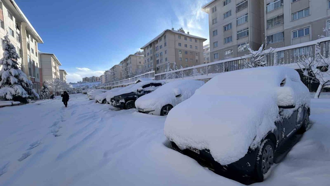 Van’da kış mevsiminin son günlerinde kar bereketi
