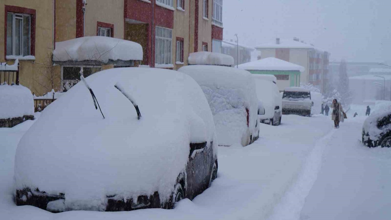 Kar yağışı Erzurum’u felç etti, okullar tatil, kar kalınlığı 50 santimetreyi geçti, bin 167 köy yolu ulaşıma kapalı
