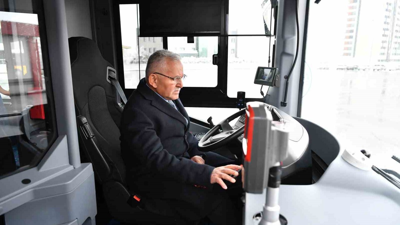 Başkan Büyükkılıç, çevreci ve yenilenebilir elektrikli otobüs ile bisikletleri inceledi
