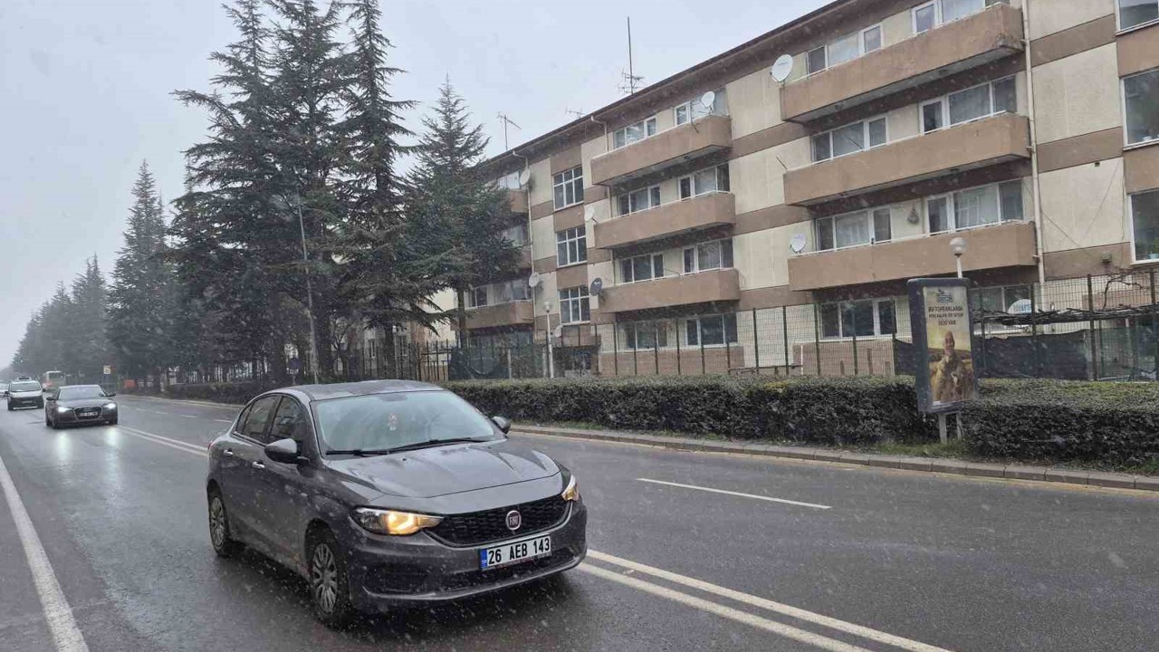 Eskişehir’e kar geri döndü
