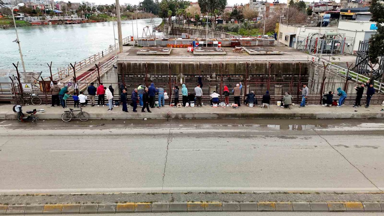 Baraj kapakları açıldı, onlarca balıkçı nehre akın etti
