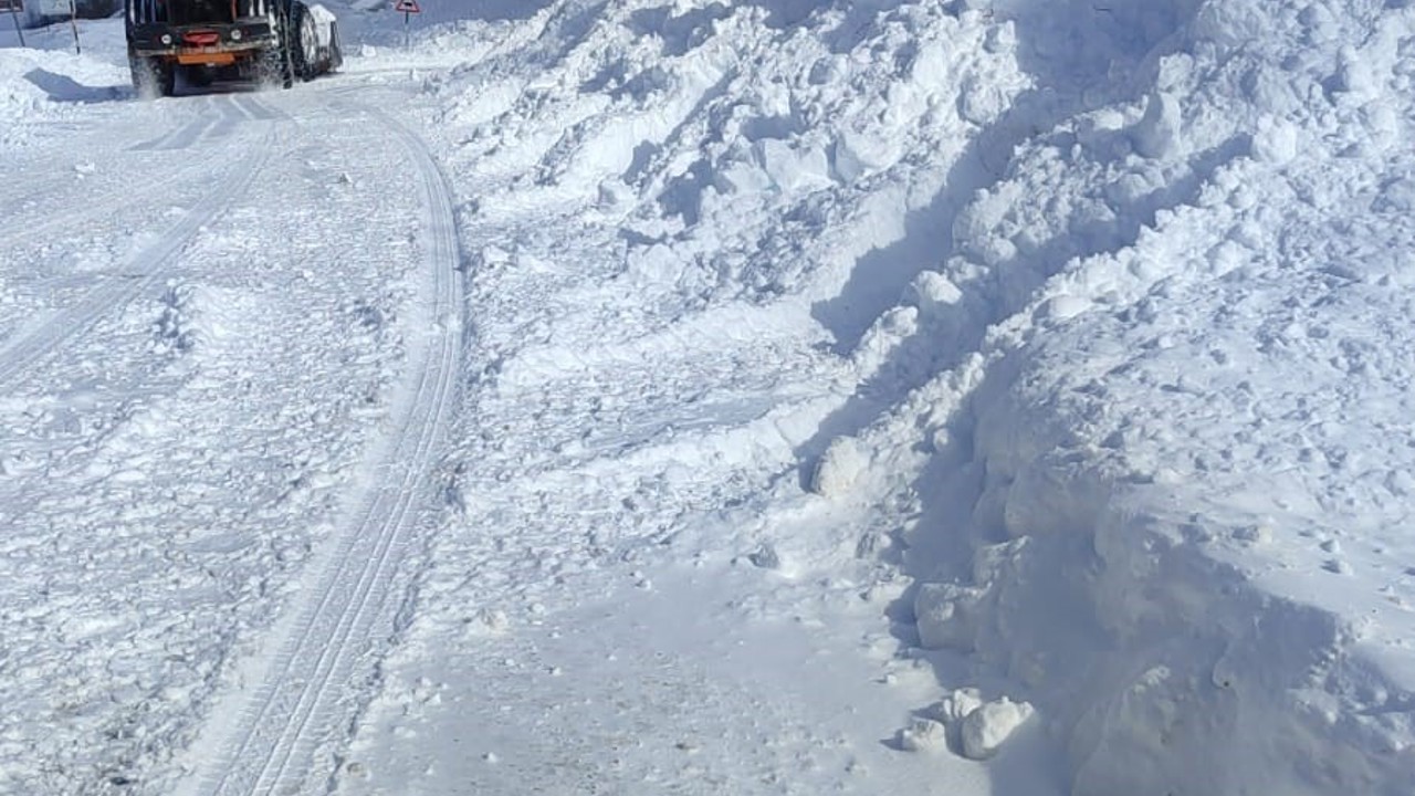 Eğribel Tüneli girişinde çığ nedeniyle kapanan yol ulaşıma açıldı
