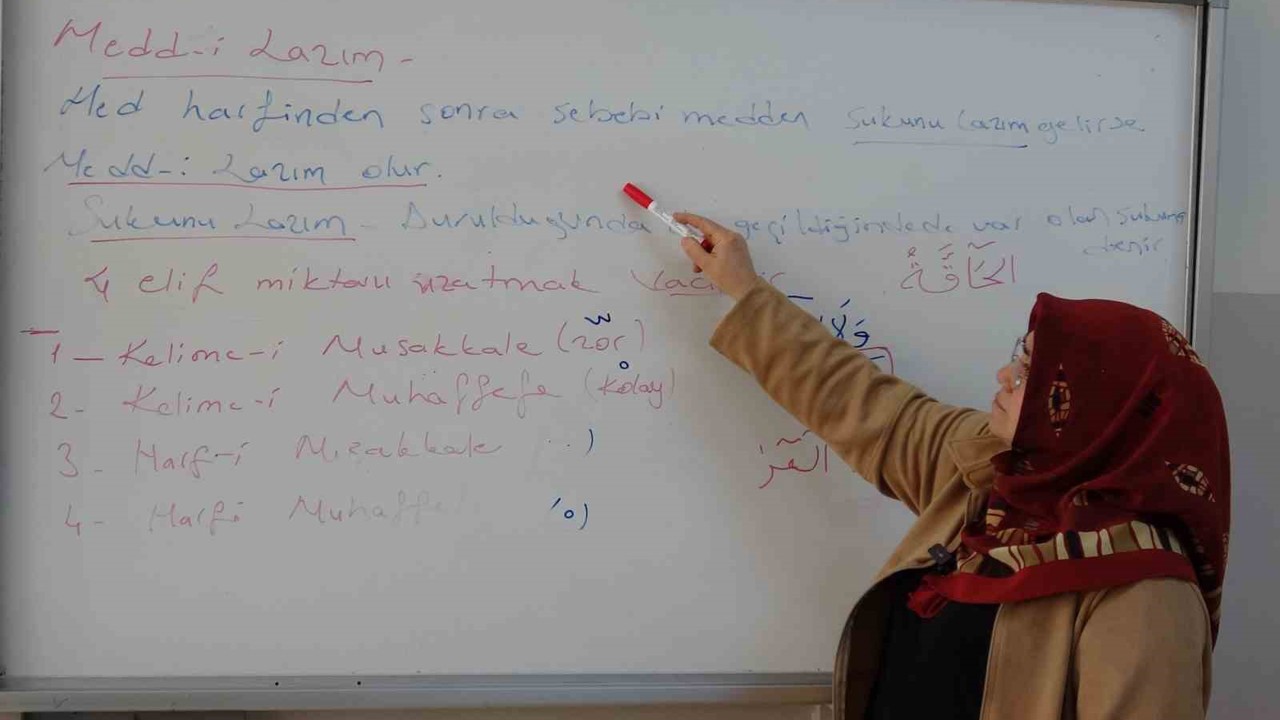 28 Şubat mağduru öğretmen: "Başörtümden dolayı meslekten ihraç edildim"
