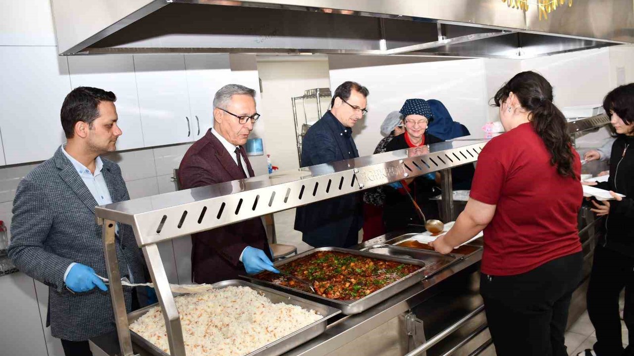 Salihli Kaymakamı Güldoğan, öğrencilerle iftar yaptı
