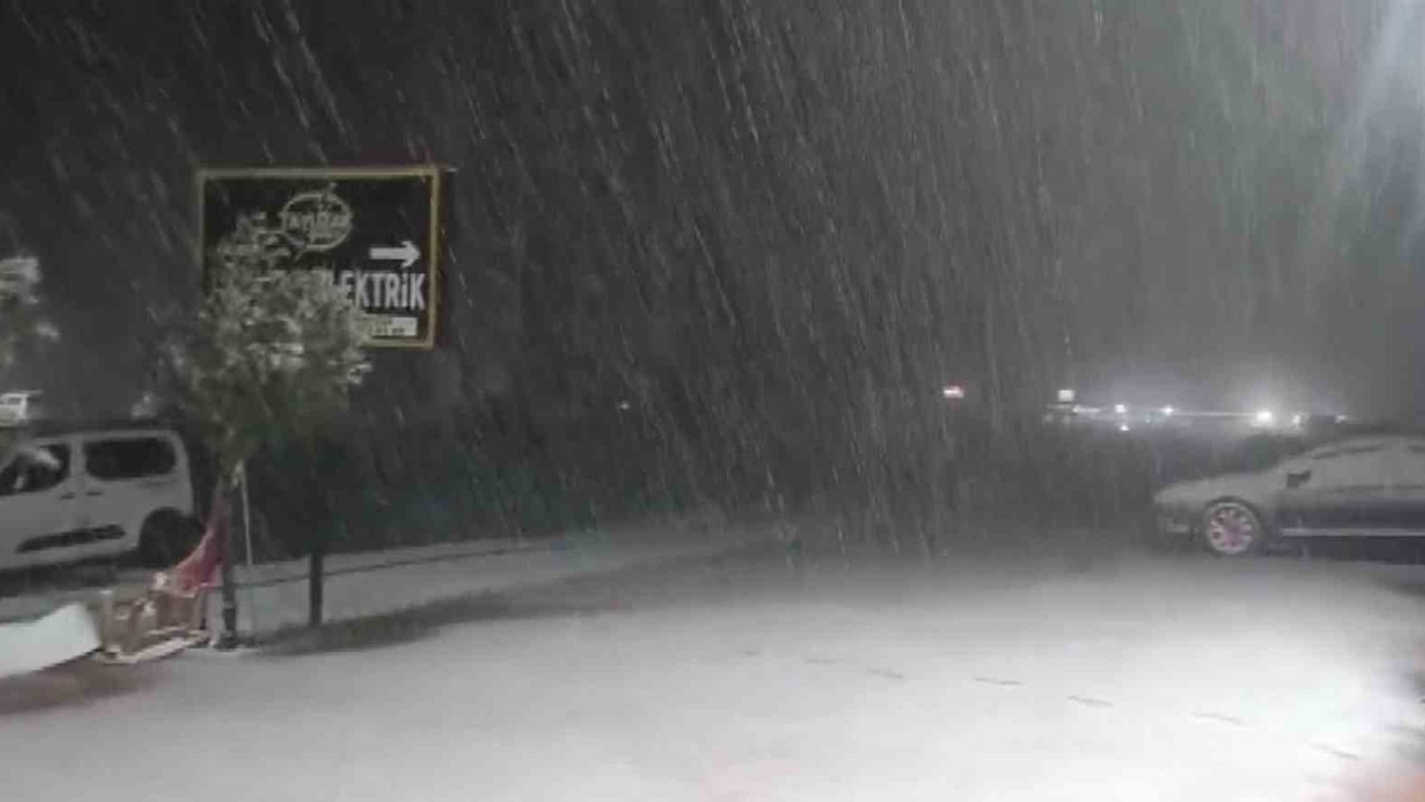 Silvan’da kar yağışı etkili oldu
