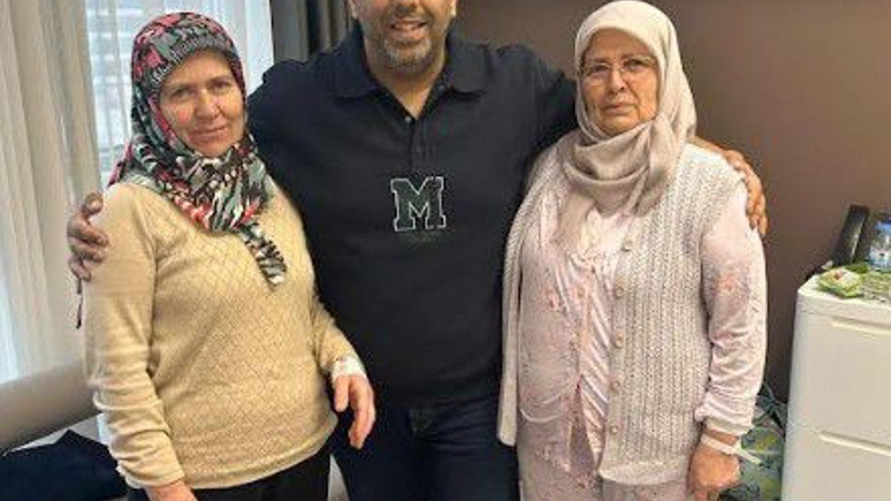 İki kız kardeş kanseri aynı gün yendi
