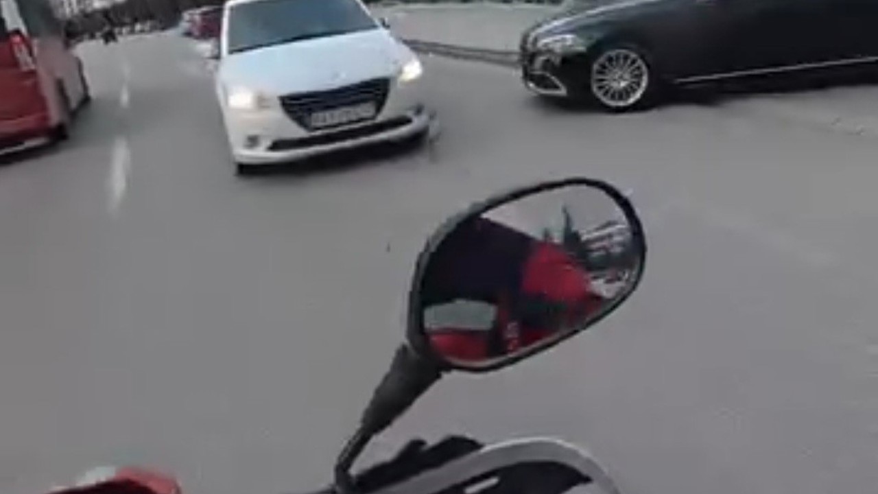 Caddede ters yöne giren otomobil trafiği tehlikeye attı
