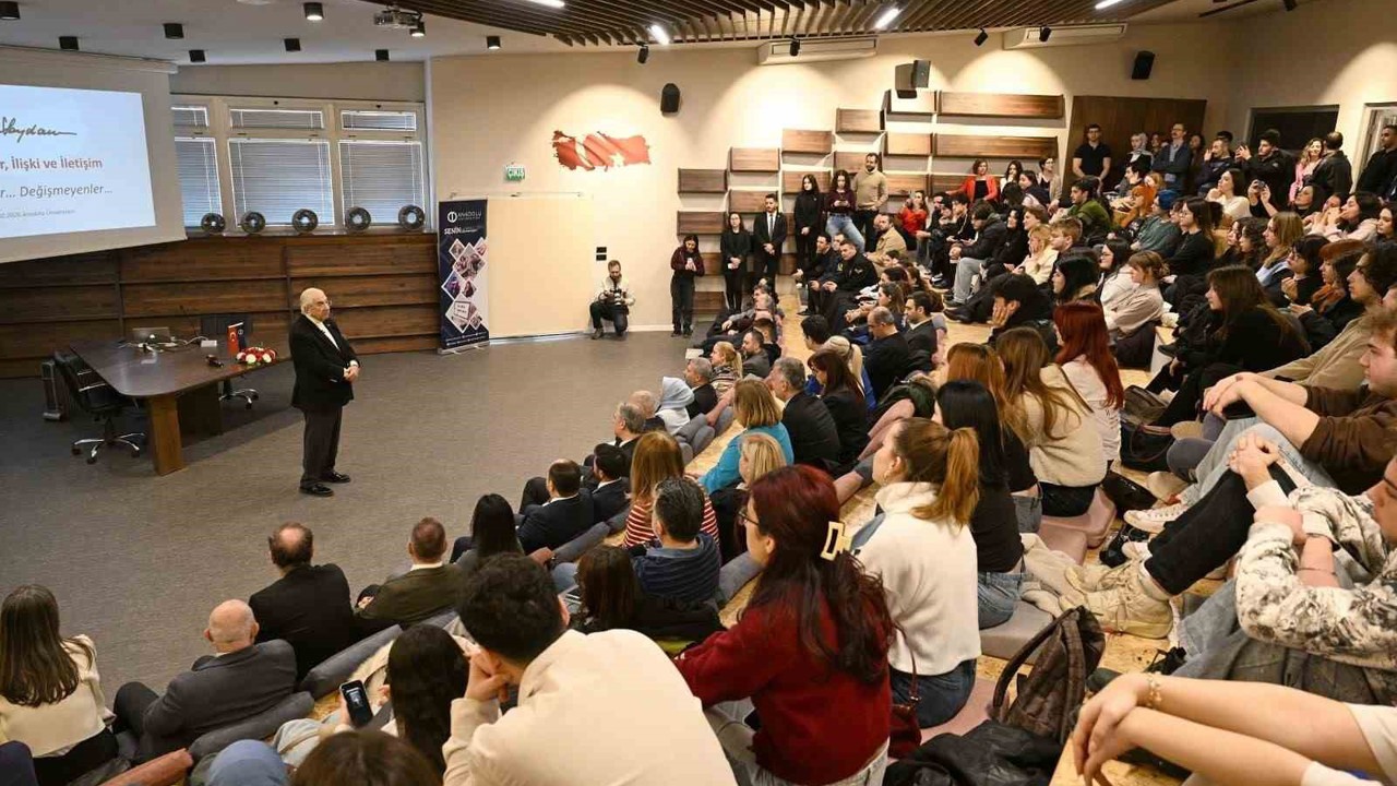 Anadolu Üniversitesi’nde öğrencilere iletişimin altın kuralları anlatıldı

