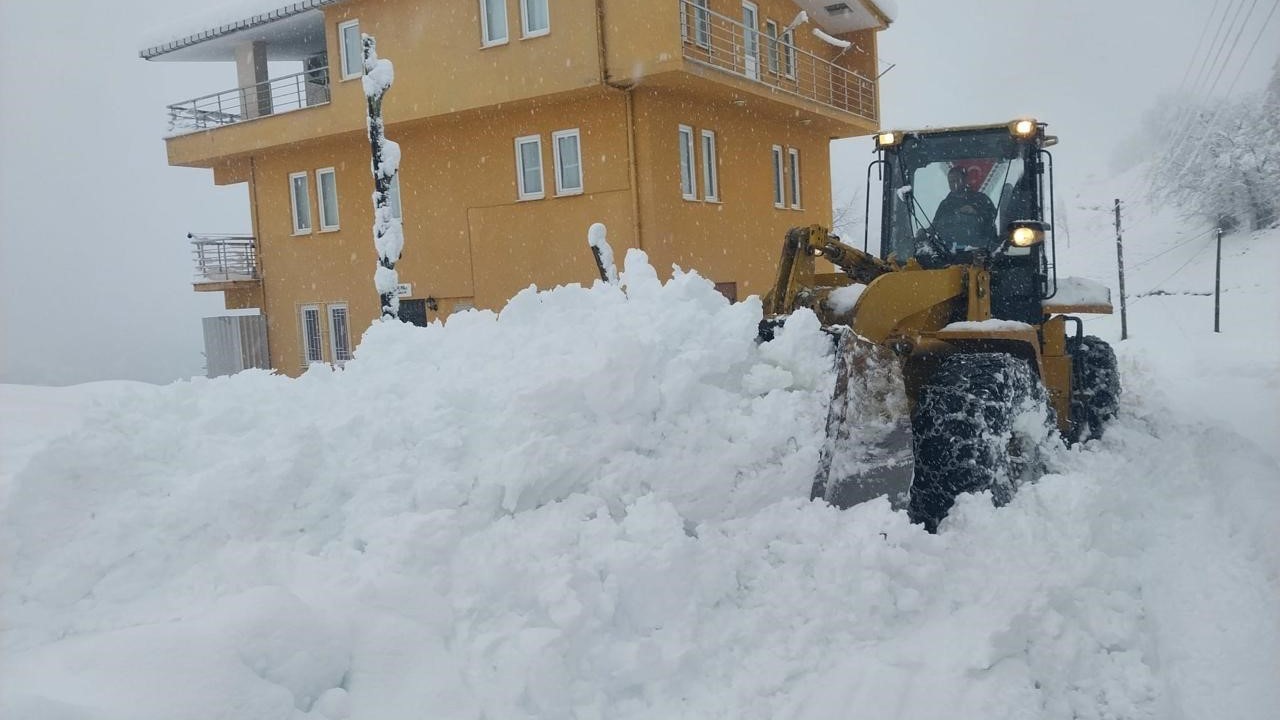 Rize’de 51 köy yolu kar yağışı nedeniyle ulaşıma kapandı
