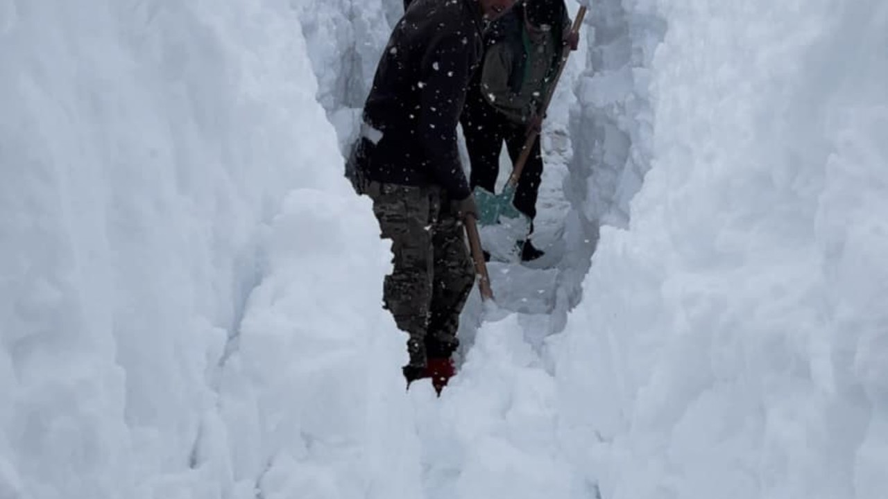 Ovacık’ta besicilerin zorlu kış mesaisi: Hayvanları suya götürmek için metrelerce kalınlıktaki karı kürekle temizlediler
