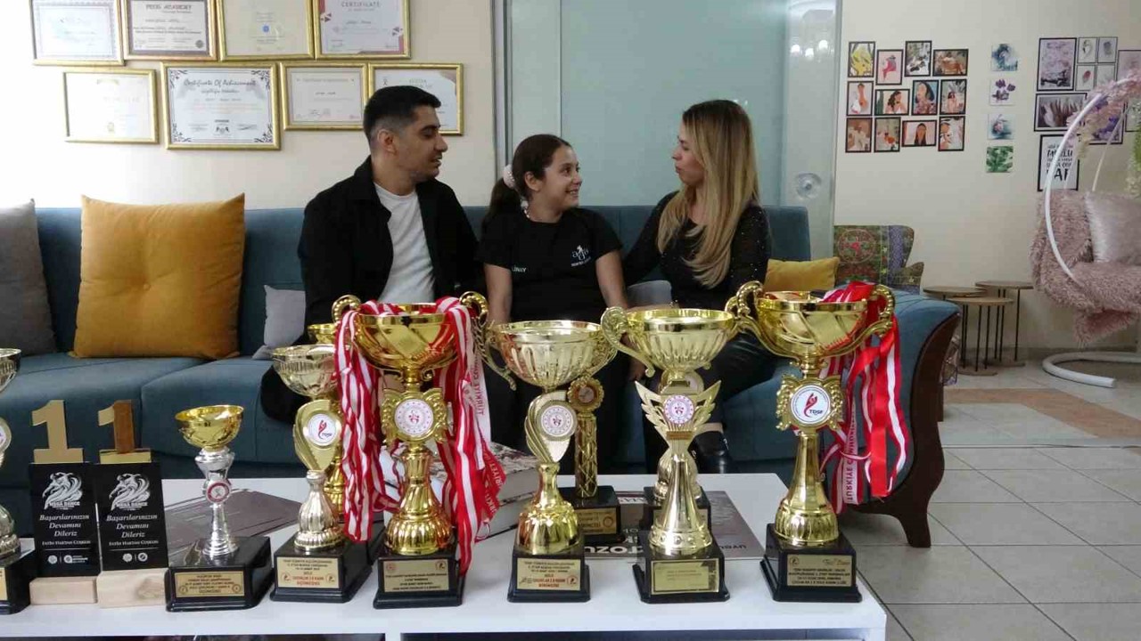 Salsa’nın minik yıldızı: 10 yaşa kupa ve madalyalar doldurdu
