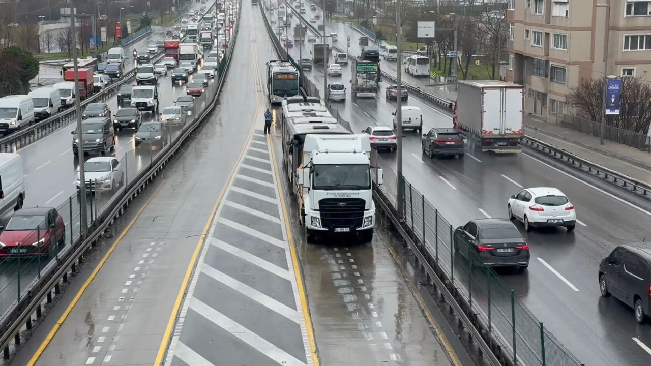 Avcılar’da iki metrobüs çarpıştı: 4 yaralı

