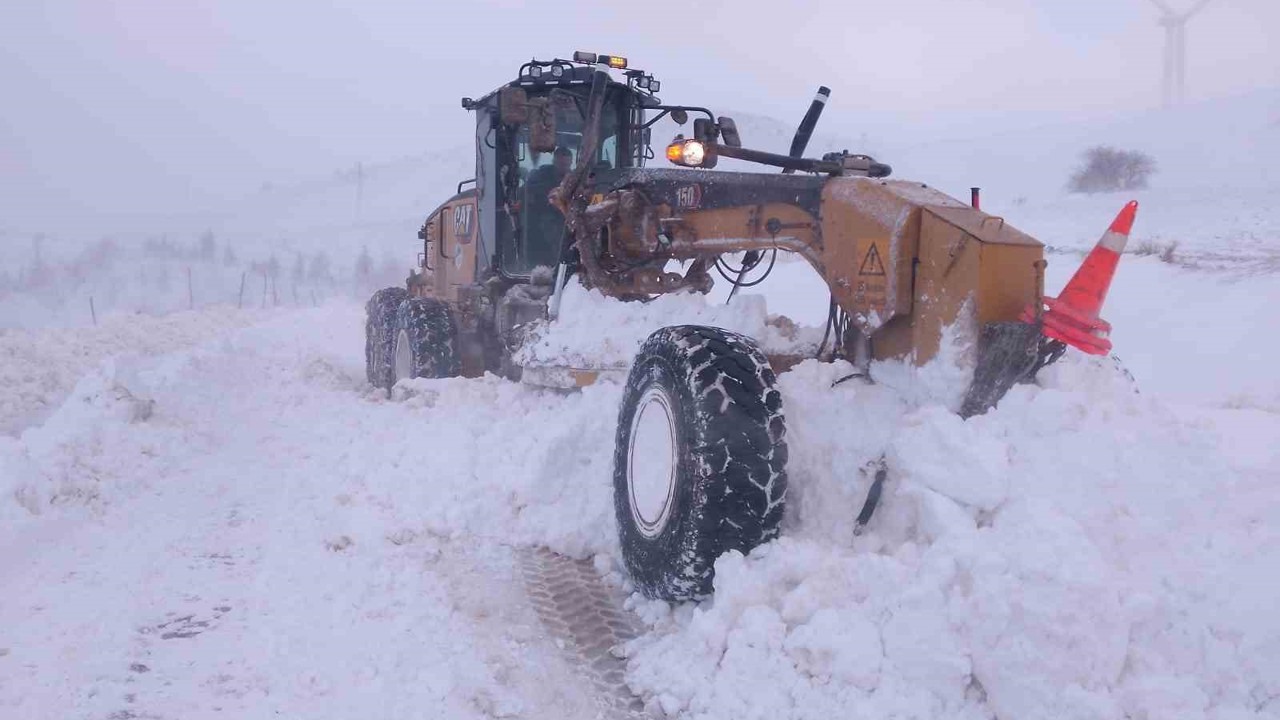 Büyükşehir kardan etkilenen 432 kilometrelik 54 mahalle yolunu ulaşıma açtı

