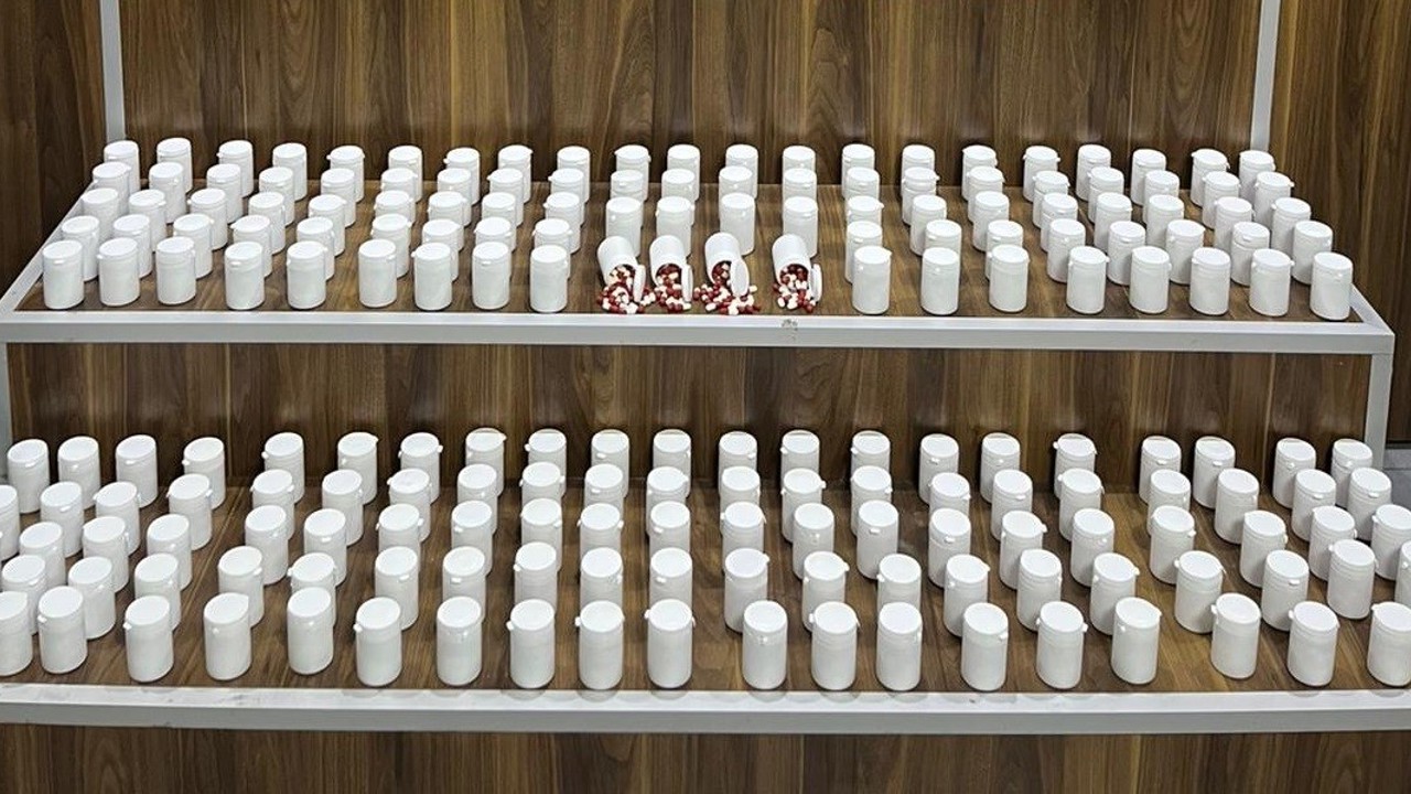 İzmir’de polisten kaçan araçlardan binlerce uyuşturucu hap çıktı
