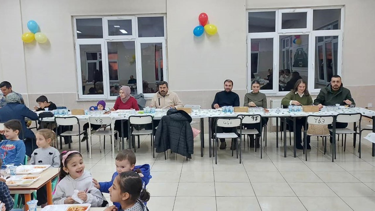 Dumlupınar Kaymakamı Teltik, minik öğrencilerle iftar sofrasında buluştu
