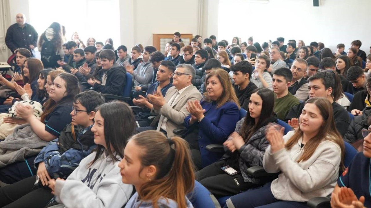 Sinop’ta öğrencilerden nefes kesen münazara
