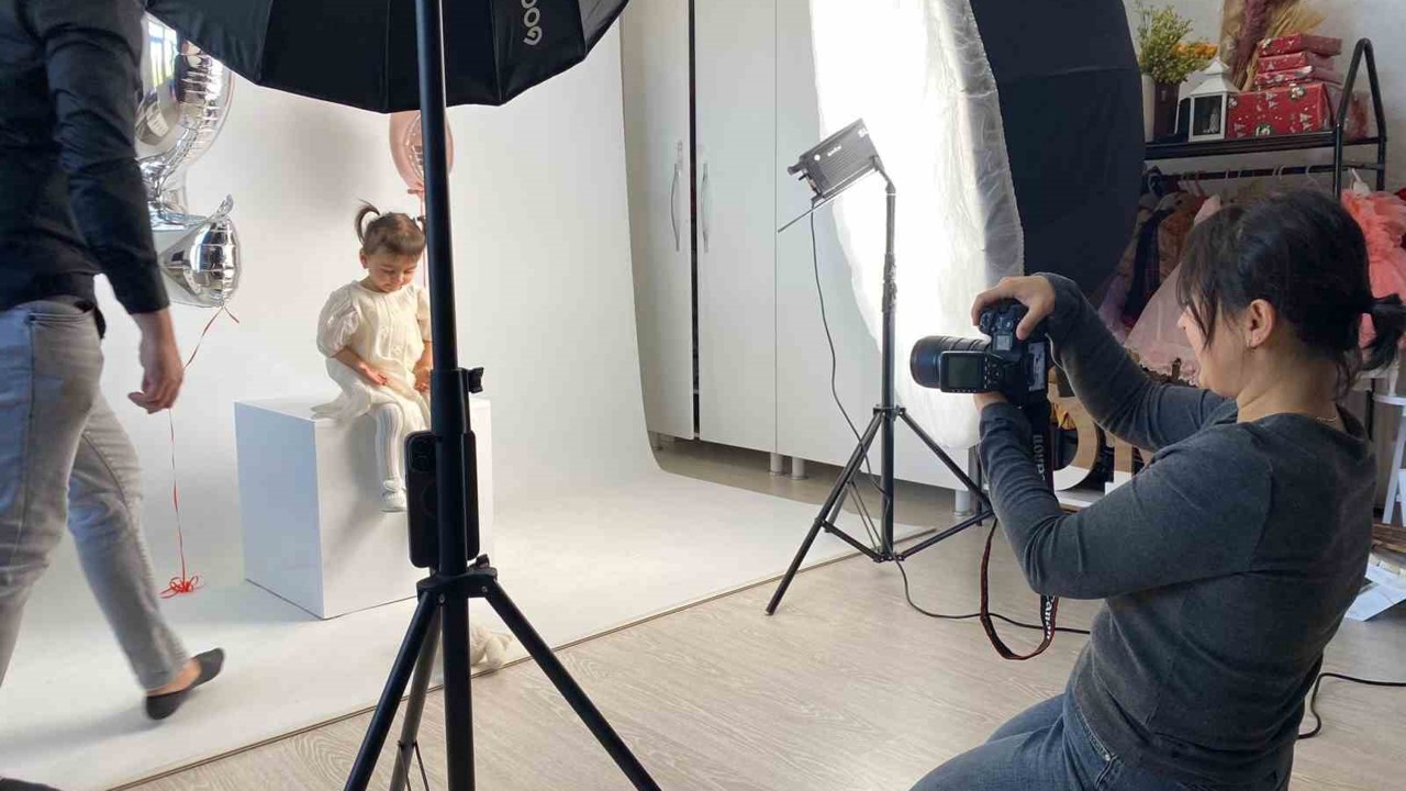 İkiz bebeklerinin fotoğraflarını çekerek başladı, evinin bir odasını stüdyoya çevirdi
