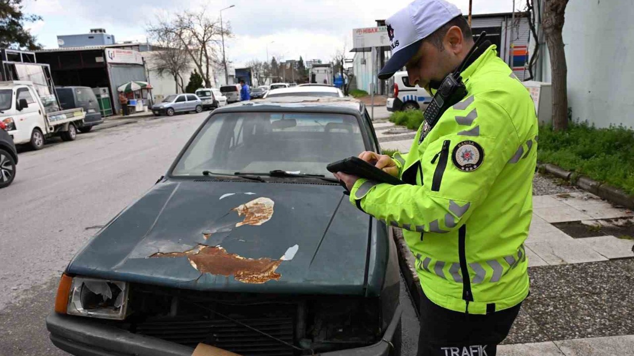 Manisa’da sahipsiz ve hurda araçlar kaldırılıyor
