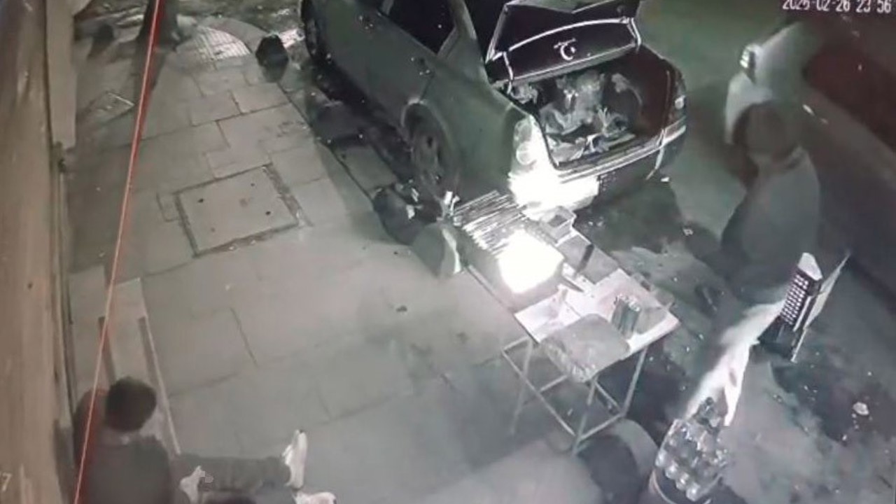 Sultangazi’de kaldırımdakilere ateş açıp kaçtılar, o anlar kamerada
