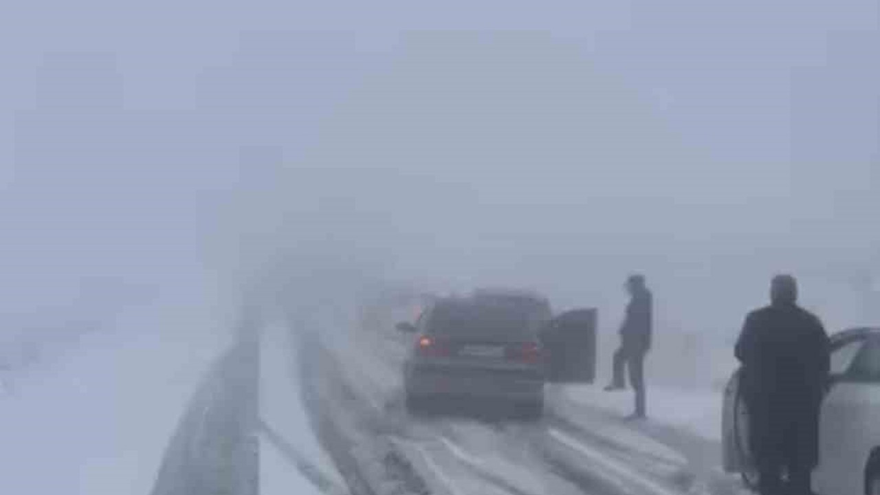 Viranşehir’de kar yağışı trafiği olumsuz etkiledi
